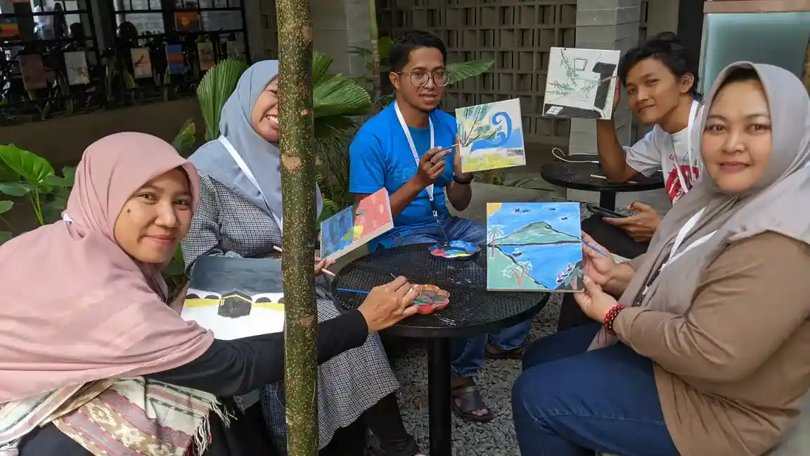 Komunitas Local Guides adalah jaringan global sukarelawan di bawah naungan Google yang berbagi semangat untuk menjelajahi dan berbagi pengetahuan lokal melalui Google Maps.