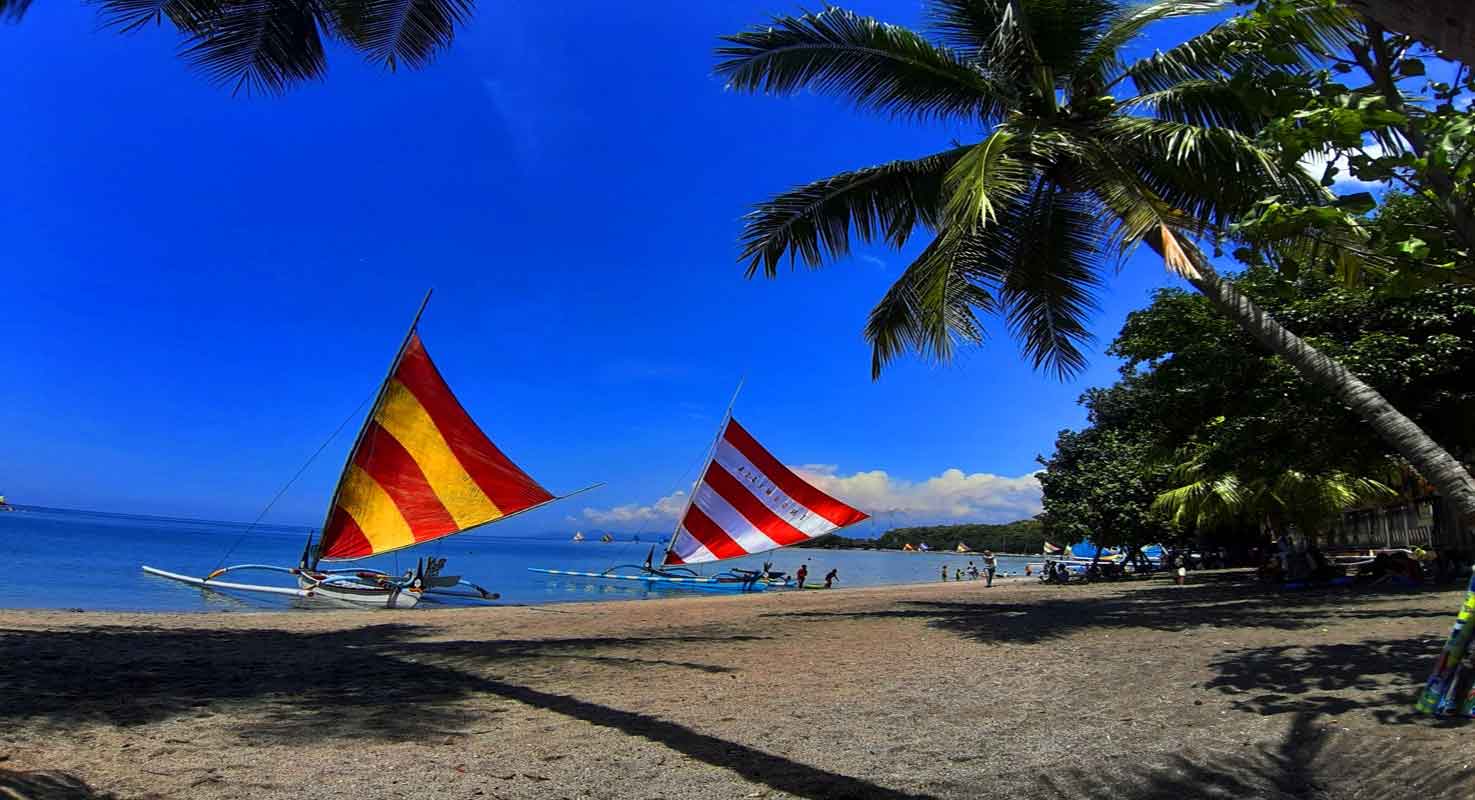 sewa perahu di pantai pasir putih