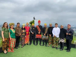 Upacara Tertinggi di kota Malang Dengan Mengenakan Berbagai Baju Adat Nusantara