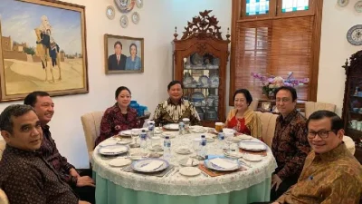 Prabowo menyambangi rumah Megawati pada Rabu, 24 Juli 2019. Keduanya nampak makan siang dengan sejumlah tokoh.