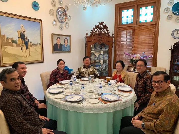 Prabowo menyambangi rumah Megawati pada Rabu, 24 Juli 2019. Keduanya nampak makan siang dengan sejumlah tokoh.