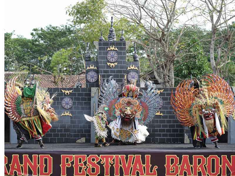 Beragam barong yang ada di Banyuwangi ditampilkan dalam Festival Barong Kumbo.