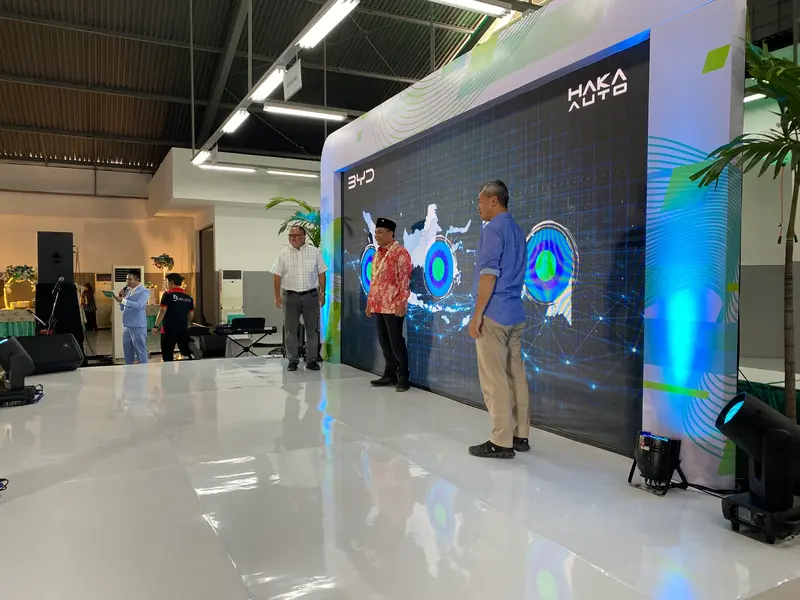 Grand Opening Showroom BYD Haka Auto, diresmikan oleh Nanda Parulian Sinaga CFO BYD Haka Auto, Ketua DPRD Kota Malang I Made Riandiana Kartika, SE, dan Haryadi Kaimuddin CEO BYD Haka Auto (dok.WartaJatim)