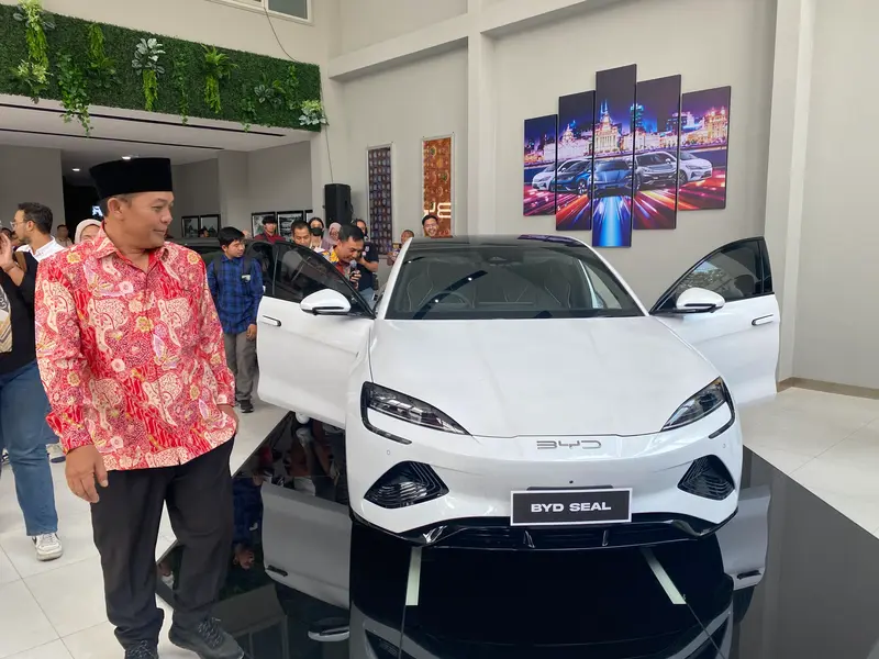 I Made Riandiana Kartika, SE, Ketua DPRD Kota Malang berkeliling Showroom BYD Haka Auto Malang (dok. WartaJatim)