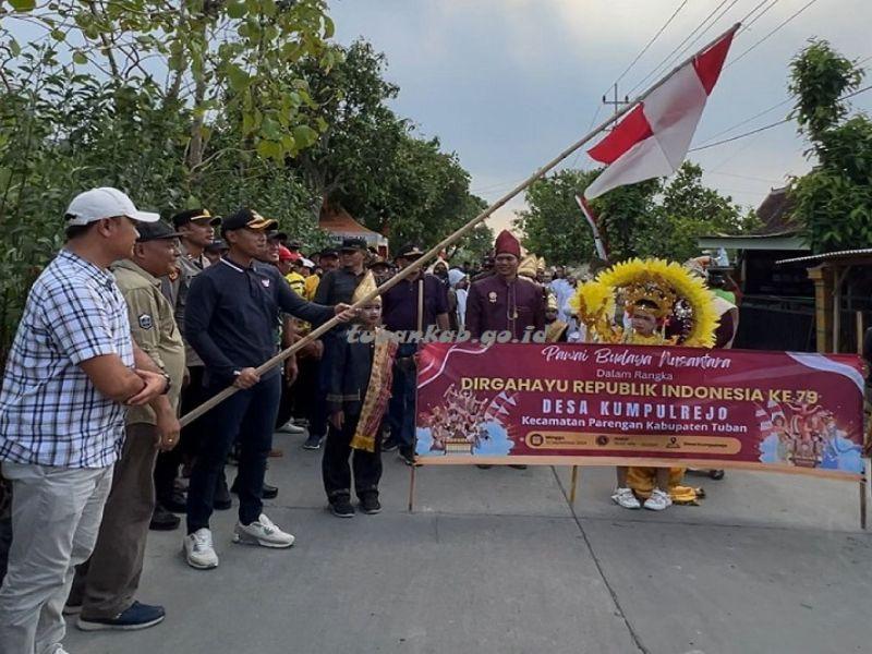 Kegiatan rangka memperingati HUT RI, Bupati Tuban berangkatkan pawai budaya nusantara.