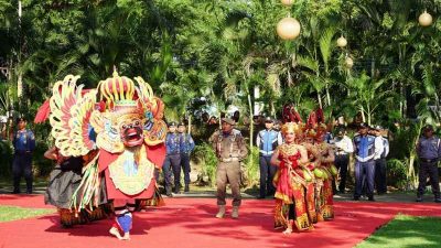 Kirab Pataka Jer Basuki Mawa Beya dalam rangka memperingati HUT ke-79 Provinsi Jawa Timur tiba di Banyuwangi.