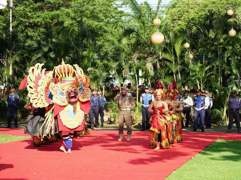 Kirab Pataka Jer Basuki Mawa Beya dalam rangka memperingati HUT ke-79 Provinsi Jawa Timur tiba di Banyuwangi.