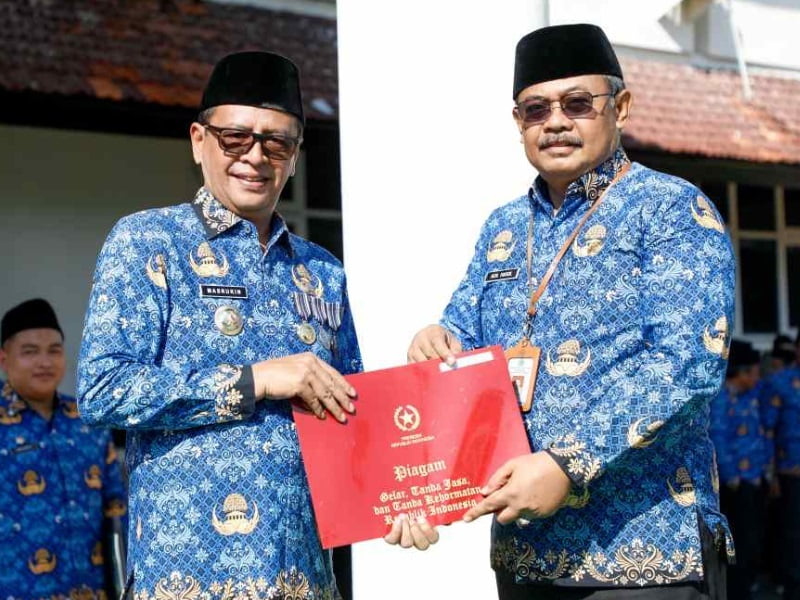 Pj Bupati Pamekasan dan ASN terima Satya Lancana Karya Satya dari Presiden RI