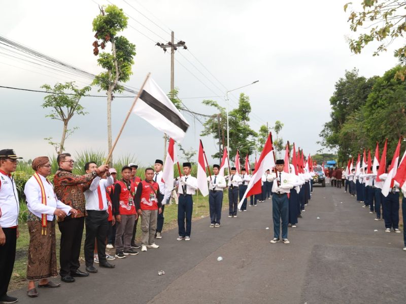 Plt Bupati Malang, Didik Gatot Subroto memberangkatkan Pawai Kirab Budaya dalam rangka memperingati HUT ke-79 RI.