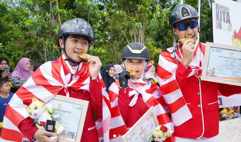 Aisha Hakim (tengah), putri sulung dari presenter ternama Irfan Hakim, berhasil meraih medali emas dalam ajang Pekan Olahraga Nasional (PON) 2024 (dok.IG Irfan Hakim)