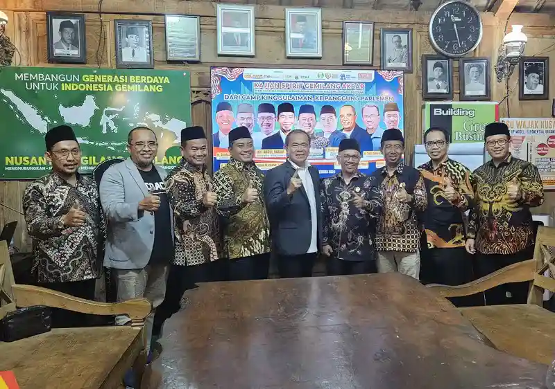 Coach Dr Fahmi bersama para legislator alumni Camp King Sulaiman yang sukses dilantik