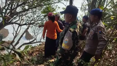 Seorang pemancing asal Donomulyo yang hilang terseret ombak tiga pekan lalu akhirnya di temukan tak bernyawa di Pantai Kondang Iwak, Desa Tulungrejo, Kecamatan Donomulyo (dok.istimewa)