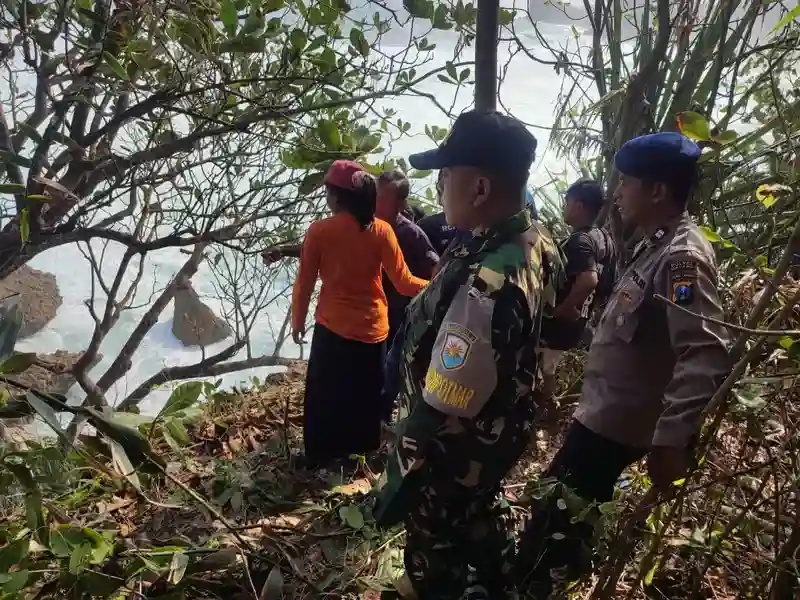 Seorang pemancing asal Donomulyo yang hilang terseret ombak tiga pekan lalu akhirnya di temukan tak bernyawa di Pantai Kondang Iwak, Desa Tulungrejo, Kecamatan Donomulyo (dok.istimewa)