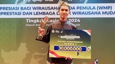 Arif Hermawan, pemuda asal Desa Kedungjajang, Kabupaten Lumajang, Jawa Timur, berhasil meraih Juara 1 dalam ajang Wirausaha Muda Pemula (WMP)