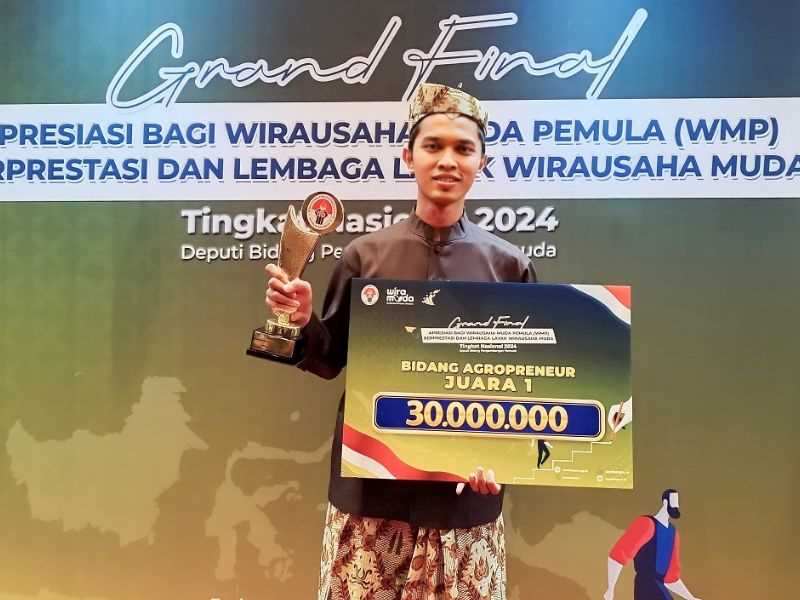 Arif Hermawan, pemuda asal Desa Kedungjajang, Kabupaten Lumajang, Jawa Timur, berhasil meraih Juara 1 dalam ajang Wirausaha Muda Pemula (WMP)