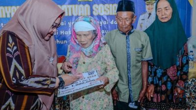 Bupati Gresik Memberikan Bantuan untuk Masyarakat