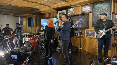 Emil Dardak dan Khofifah Indar Parawansa menyanyi dalam acara launching kolaborasi Dewa 19. (dok. WartaJatim)