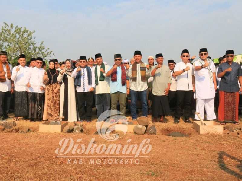 Dalam rangka memperingati HSN tahun 2024, PJs Bupati Mojokerto, melaksanakan peletakan batu pertama pembangunan Pondok Pesantren Al Amin 3