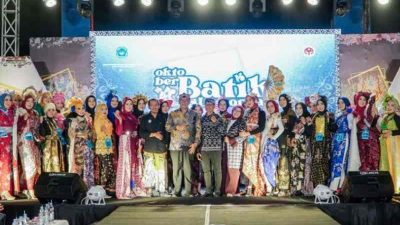 Peringati Hari Batik Nasional 2024, Pemkab Lamongan mengadakan acara Oktober Batik 2024, acara ini di hadiri Plt Bupati Lamongan.