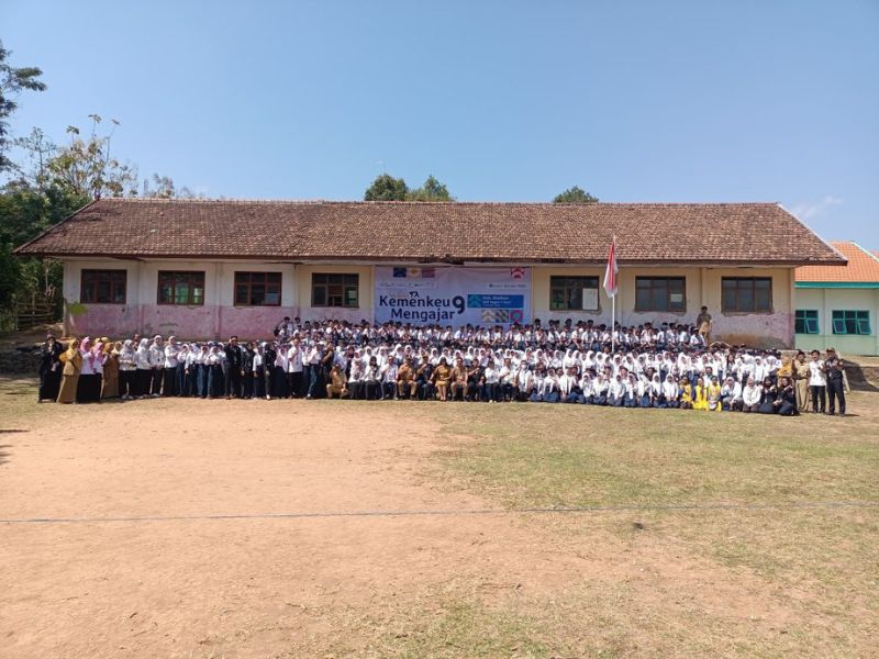 Siswa SMPN 1 Kare Kabupaten Madiun berkesempatan mengikuti pelaksanaan program pembelajaran sehari penuh yang mencakup materi tentang peran APBN.