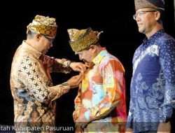 Penghargaan Pin Kencana Pembina dari Kemendagri untuk Pj Bupati Nurkholis dan Sekda Yudha