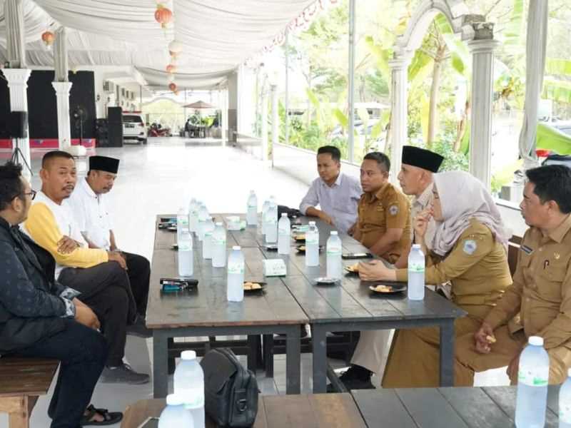 Pj Bupati Bangkalan, Arief M. Edie, bersama perangkat daerah terkait, melakukan dialog mengenai pengembangan destinasi wisata pesisir.