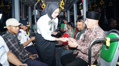 Pj Bupati Bangkalan, Arief Moelia Edie mencoba secara langsung layanan bus Transjatim.