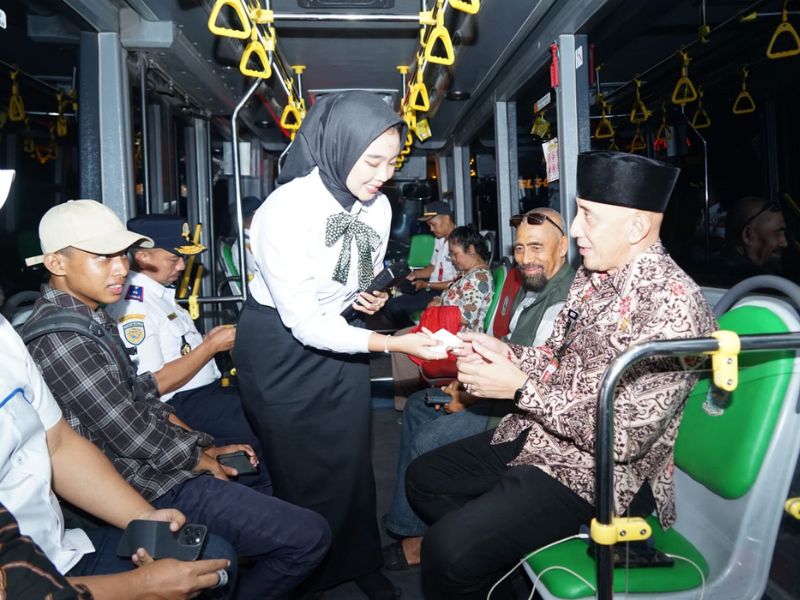 Pj Bupati Bangkalan, Arief Moelia Edie mencoba secara langsung layanan bus Transjatim.