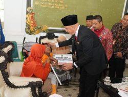 Pj Bupati Bangkalan Berikan Bantuan untuk Penyandang Disabilitas