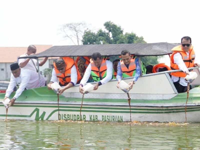 Pj Bupati Nurkholis mengapresiasi kerja sama PT PLN Indonesia Power dalam menjaga kelestarian lingkungan dan ekosistem perairan danau.