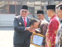 Plt Bupati Malang Anugerahkan Penghargaan bagi Pemuda Berprestasi pada Upacara Hari Sumpah Pemuda 2024