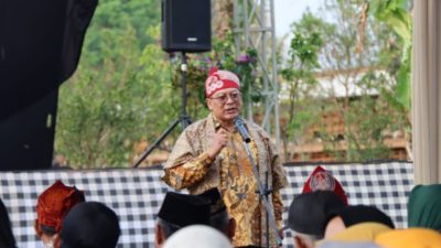 Plt Bupati Malang, Didik Gatot Subroto membuka Pagelaran Batik Nasional 2024.