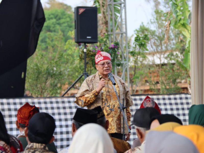 Plt Bupati Malang, Didik Gatot Subroto membuka Pagelaran Batik Nasional 2024.