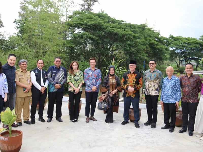 Plt Bupati Malang, Didik Gatot Subroto, menghadiri peresmian Kelas Perdana Kampus Cabang King's College London di KEK Singhasari, Kabupaten Malang.