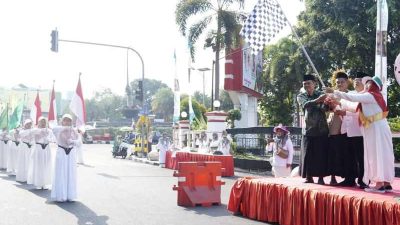 Dalam rangka menyambut peringatan Hari Santri Nasional 2024, Muslimat NU Kota Blitar mengadakan pawai ta'aruf dengan tema 'Menyambung Juang Merengkuh Masa Depan'.