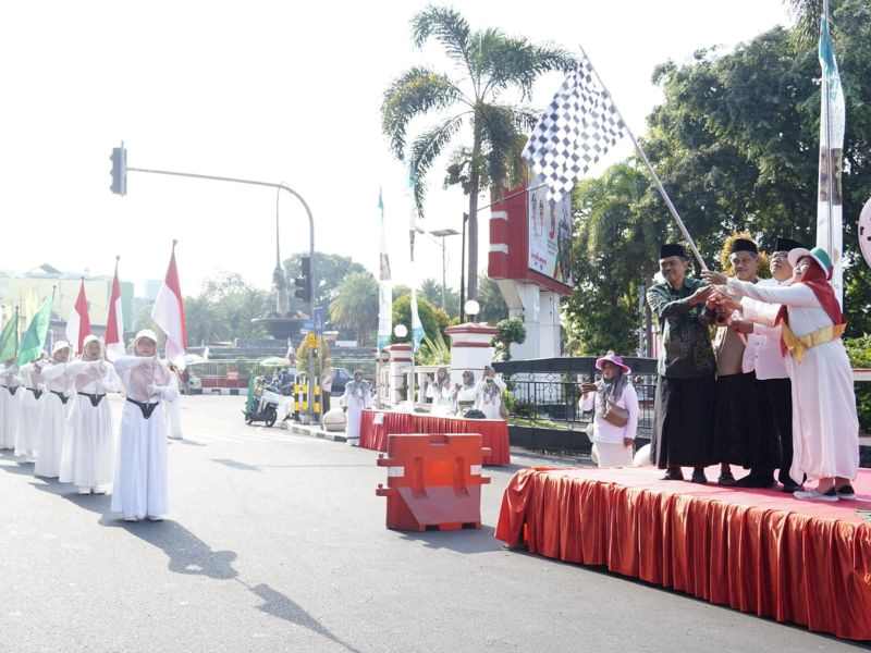 Dalam rangka menyambut peringatan Hari Santri Nasional 2024, Muslimat NU Kota Blitar mengadakan pawai ta'aruf dengan tema 'Menyambung Juang Merengkuh Masa Depan'.