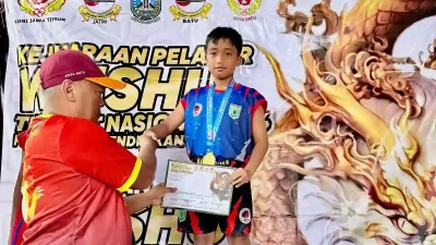 Atlet M Razqa Navaro Suherman raih medali di ajang Kejurprov Wushu Jatim 2024. (Istimewa )