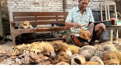 Yanto Warga Bantul Menyulap Buah Kelapa Menjadi Kerajinan