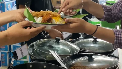 Menu andalan Warung Bu Warni, cumi dan nasi petis khas Madura