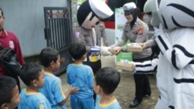 Mobil Cinta Polres Nganjuk Kembali Berbagi Makan Siang Sehat, Wujudkan Generasi Unggul