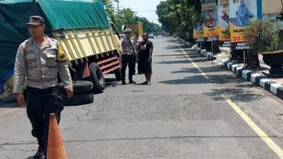 Kanit Lantas Polsek Kediri Kota, IPTU Cham. Sunarko, bersama timnya cepat tanggap menangani truk patah as di Jl. Hasanudin.