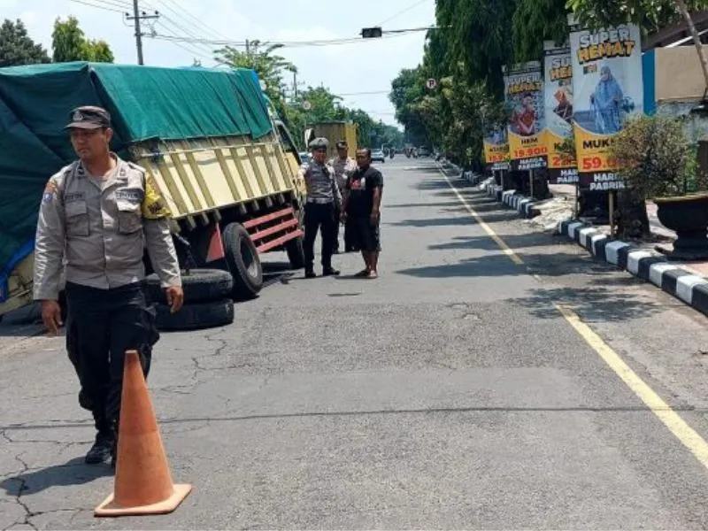 Kanit Lantas Polsek Kediri Kota, IPTU Cham. Sunarko, bersama timnya cepat tanggap menangani truk patah as di Jl. Hasanudin.