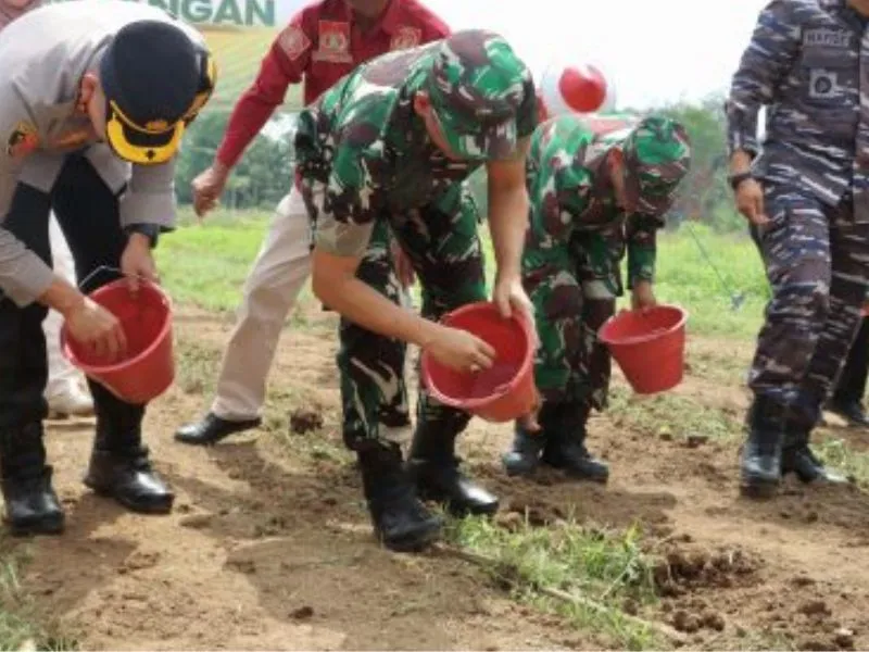 Gelorakan Swasembada Pangan, Polresta Banyuwangi Beri Pupuk untuk Tanaman Jagung