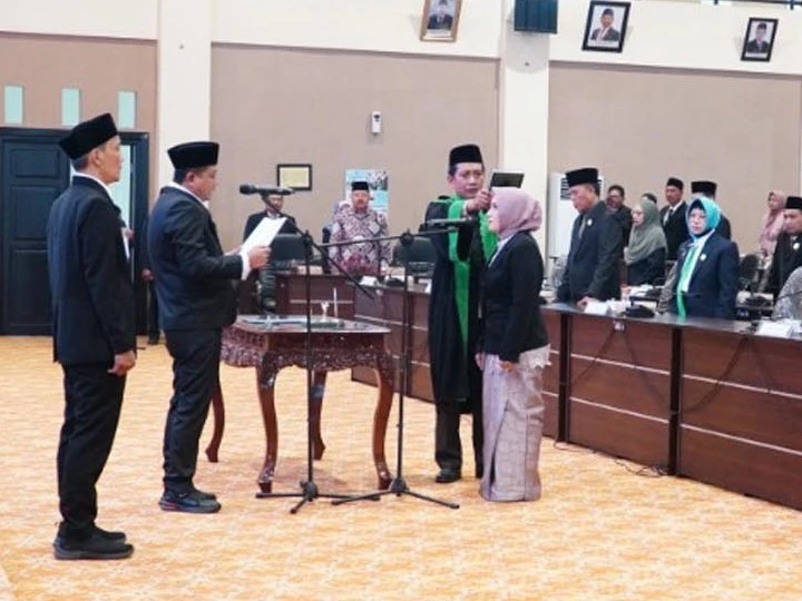 Hadiri Pelantikan PAW DPRD, Rouf Minta Kawal Program Pembangunan