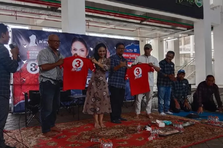 Pasangan Calon Wali Kota dan Wakil Walikota Batu nomor urut 3 Krisdayanti dan Kresna Dewanata Prosakh saat memberikan kaos kepada pedagang pasar Among Tani Batu (Foto: Slamet Mulyono/AboutMalang.com)