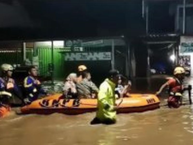 Polres Ponorogo bersama Badan Penanggulangan Bencana Daerah (BPBD) Evakuasi Dampak Banjir di Ponorogo.