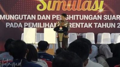 Simulasi pemungutan suara Pilkada Serentak 2024 oleh KPU Kota Malang memastikan kesiapan petugas TPS dan mencegah kesalahan teknis.