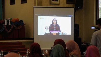 Pj Wali Kota Kediri, Zanariah, memberikan arahan secara virtual dalam Seminar Kesehatan Penguatan GERMAS pada Rabu, 6 November 2024.