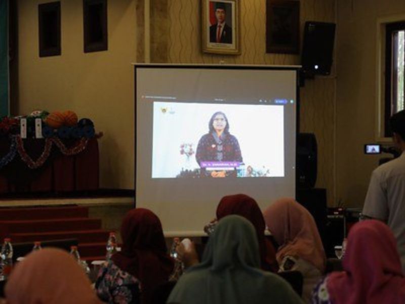 Pj Wali Kota Kediri, Zanariah, memberikan arahan secara virtual dalam Seminar Kesehatan Penguatan GERMAS pada Rabu, 6 November 2024.