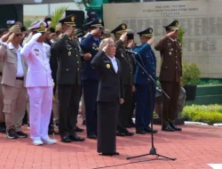 Gelar Upacara dan Ziarah Hari Pahlawan, PJs Wali Kota Surabaya Ajak Warga Teruskan Perjuangan